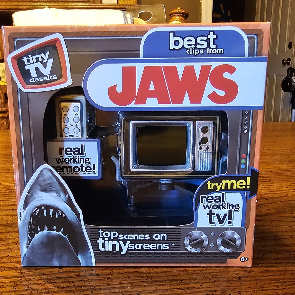 Jaws Tiny screens mini TV w/ remote